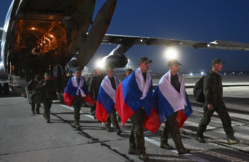 وصول جنود روس محررين من الأسر الأوكراني إلى موسكو (فيديو)