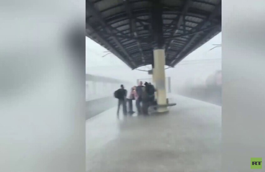 موسكو.. أمطار غزيرة تغرق الشوارع وأنفاقا للمشاة