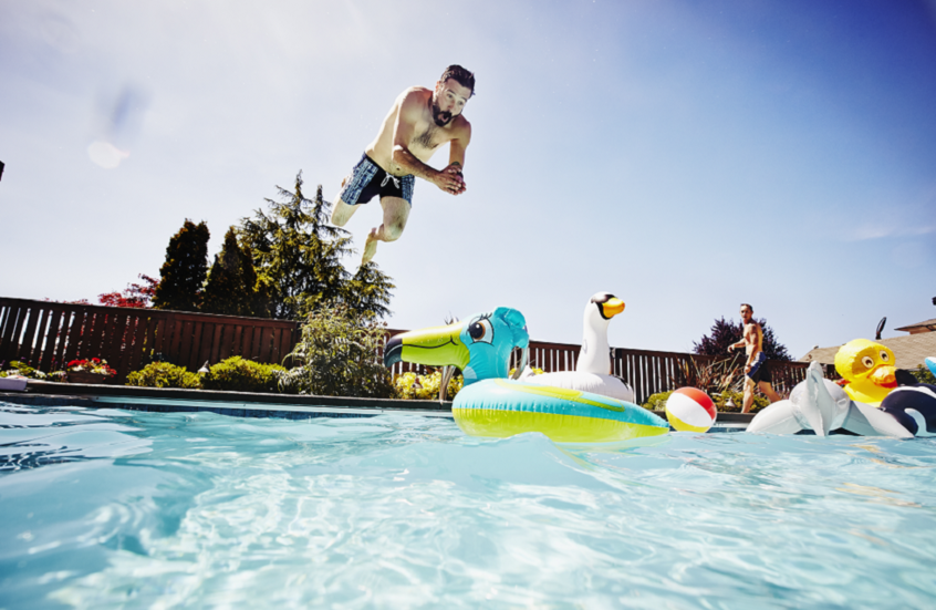 رائحة الكلور القوية لا تعني النظافة!.. مخاطر صحية قد تكمن في المسابح العامة