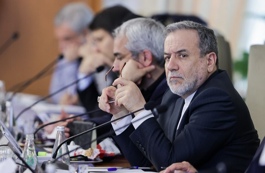 قبيل جولة جديدة من المفاوضات مع الترويكا الأوروبية.. وزير الخارجية الإيراني يؤكد استمرار التخصيب