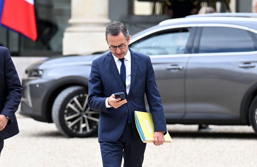 "السلاح المفضل للمتوحشين".. وزير الداخلية الفرنسي يكشف عن خطة لمكافحة الألعاب النارية (صورة)