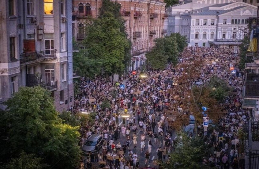 توسع الاحتجاجات في أوكرانيا ضد اضطهاد زيلينسكي لهيئات مكافحة الفساد