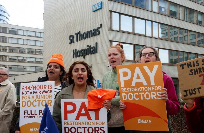 آلاف الأطباء في إنجلترا يضربون عن العمل