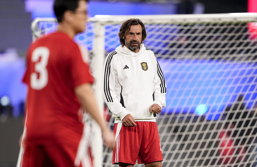 ناد إماراتي يعلن تعيين أسطورة الكرة الإيطالية مدربا للفريق