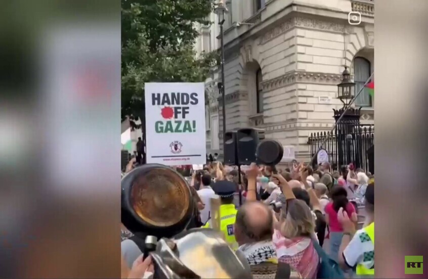 لندن.. آلاف المتظاهرين في شارع داونينغ ستريت يطالبون بوقف سياسة التجويع في غزة