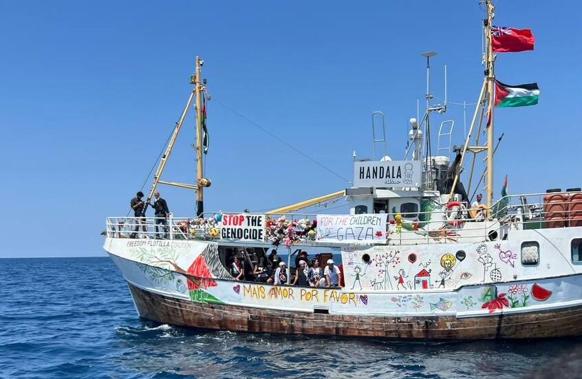 شاهد.. مسيرة إسرائيلية تحلق فوق سفينة أسطول الحرية "حنظلة" (فيديو)