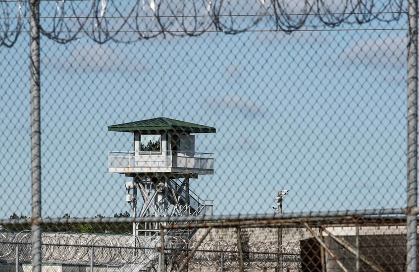 "أكسيوس": ديون السجون "تسحق" النزلاء في الولايات المتحدة حتى بعد الإفراج