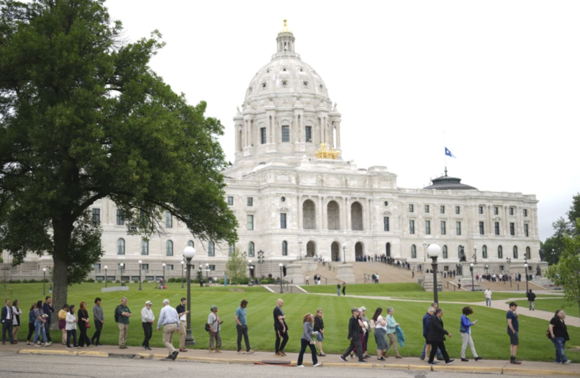 العثور على رجل عار في مبنى الكابيتول في مينيسوتا الأمريكية يعيد المخاوف الأمنية بالولاية