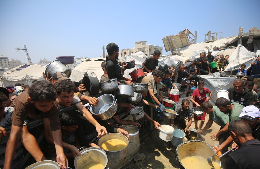 غزة: نحتاج يوميا إلى 600 شاحنة إغاثية والهدنة لا تعني شيئا إذا لم تتحول لفرصة لإنقاذ الأرواح