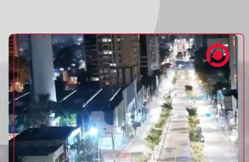 قطار يصدم حافلة قاطرة ويشطرها إلى نصفين