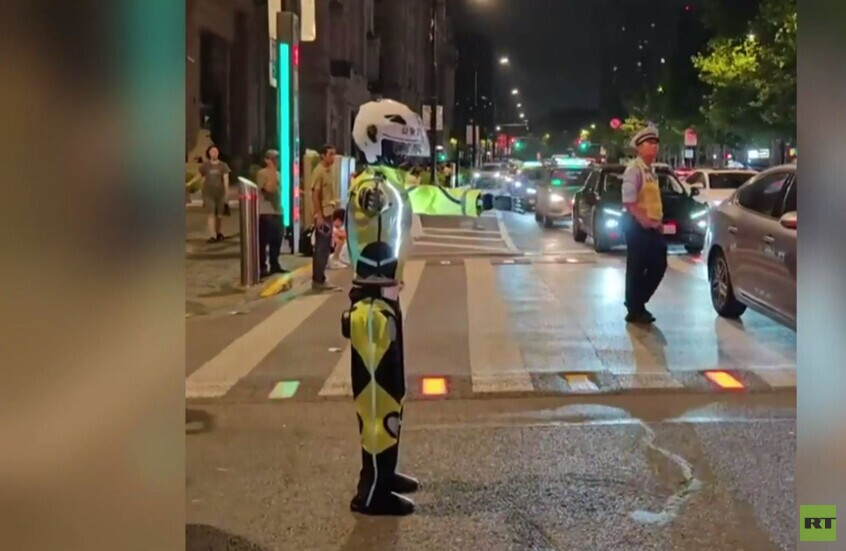 الصين.. روبوتات المرور في  شوارع شنغهاي