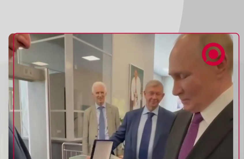 الرئيس بوتين يتلقى وسام "الولاء للأسطول الروسي"