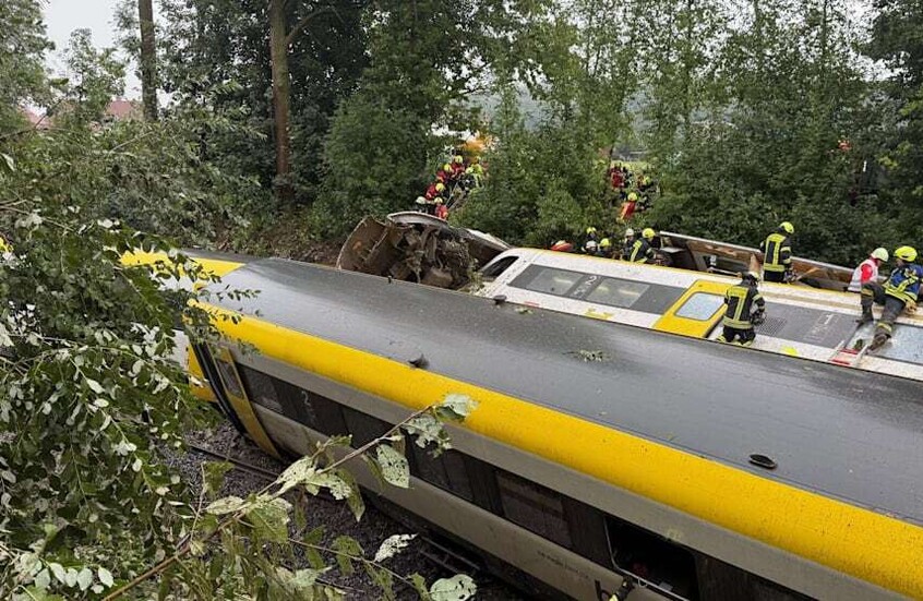 ألمانيا.. وفيات وإصابات في انحراف قطار عن مساره (صور + فيديو)