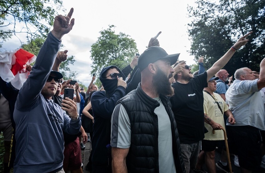 استمرار الاحتجاجات ضد المهاجرين في مدينة إيبينغ البريطانية والشرطة تعتقل 3 مشاركين