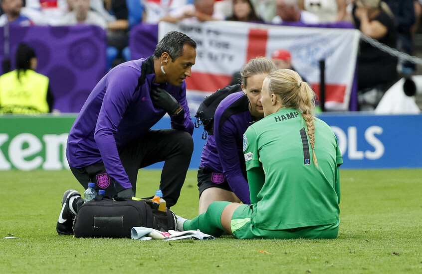 أين خبأت هامبتون ورقة الغش؟ صورة تكشف الخدعة الذكية في نهائي اليورو