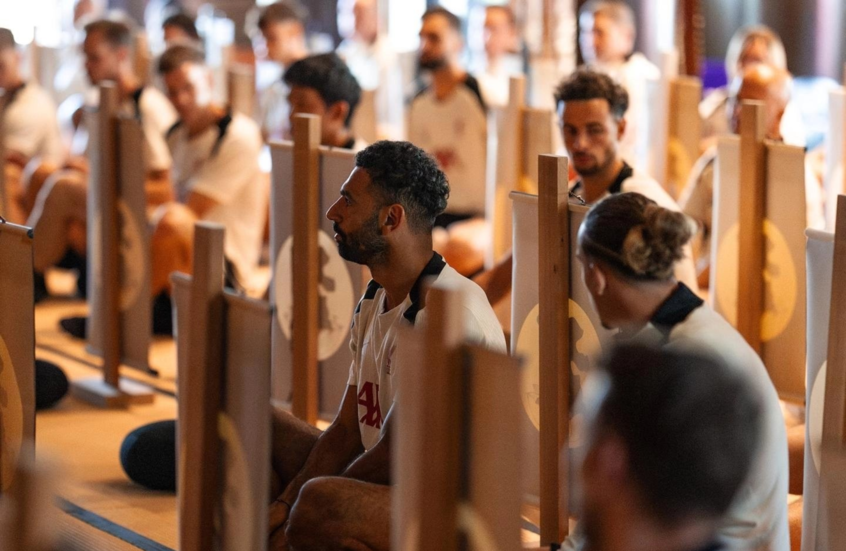 صلاح في جلسة تأمل داخل معبد بوذي بطوكيو (صور)