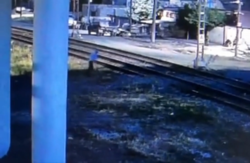 روسيا.. إنقاذ رجل سقط على قضبان قطار مسرع قبل ثانية من الموت