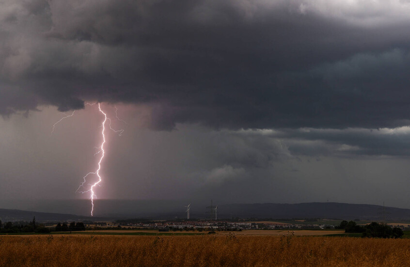 علماء فيزياء يكتشفون آلية "كونية" جديدة لتشكل البرق