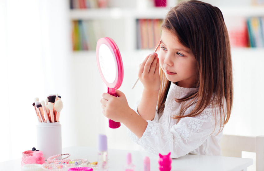 تعرض الأطفال لمستحضرات تجميل البالغين يثير مخاوف صحية خطيرة