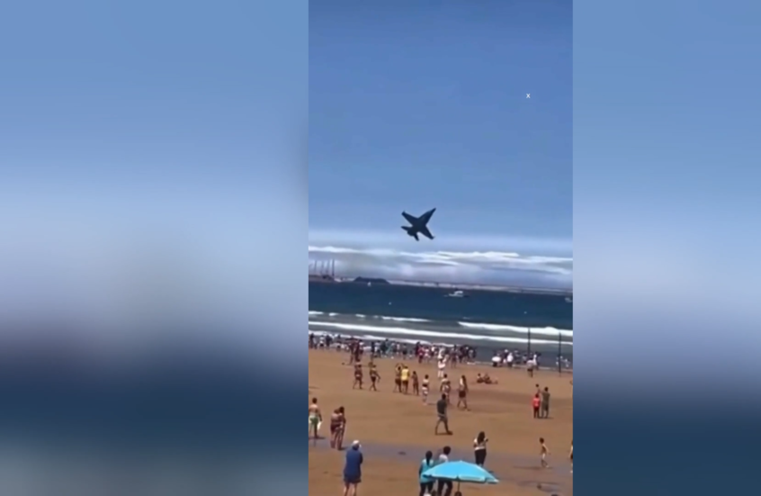 شاهد.. مقاتلة إسبانية إف-18 تكاد تصطدم بحشود من الناس أثناء عرض جوي