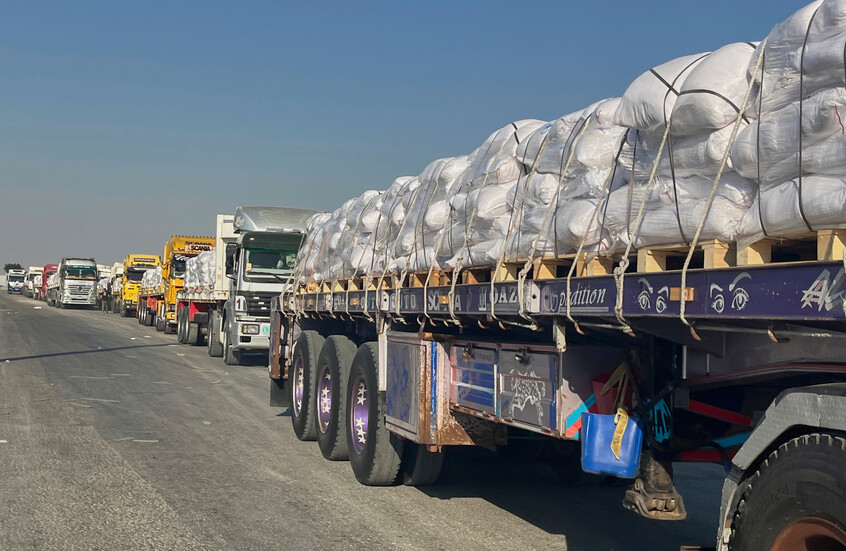 المكتب الإعلامي في غزة: 87 شاحنة مساعدات دخلت غزة وغالبيتها نهبت بتواطؤ إسرائيلي مباشر وممنهج