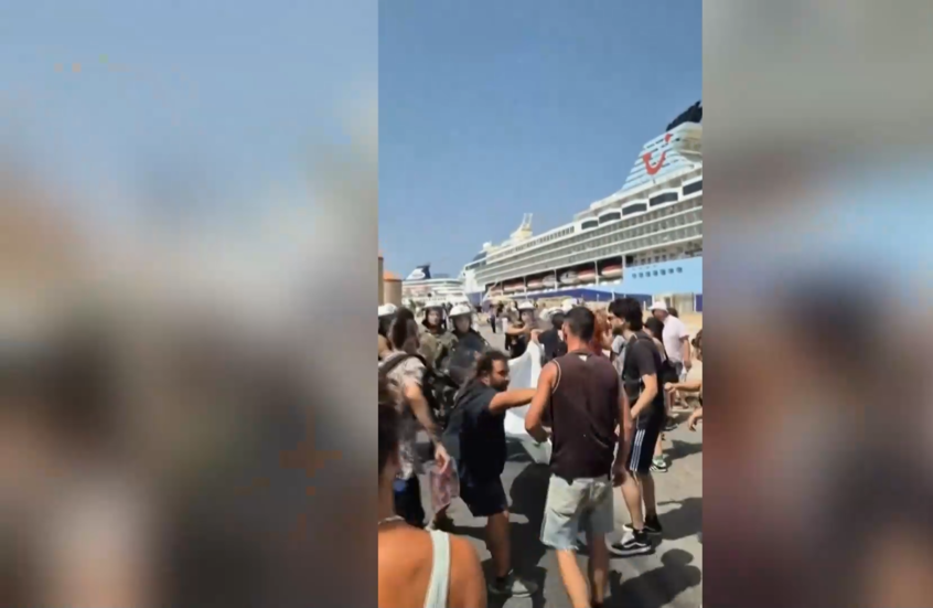 مئات المحتجين يستقبلون سفينة سياحية إسرائيلية في اليونان
