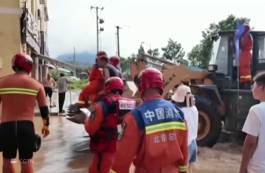 جرافات تنقذ المحليين في بكين وسط فيضانات تسببت بإجلاء جماعي