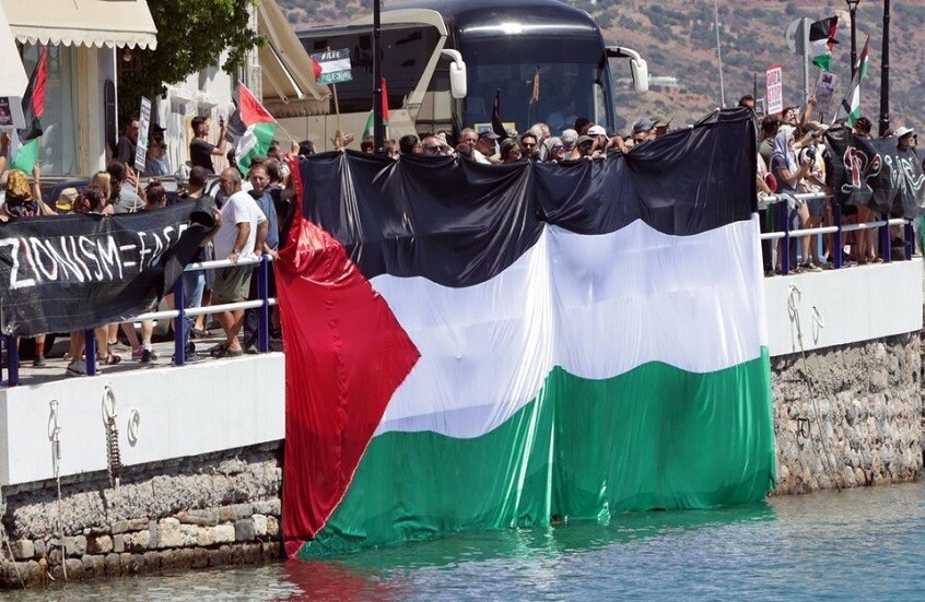 متظاهرون مناهضون للحرب على غزة يحتجون على وصول سفينة سياحية إسرائيلية بجزيرة كريت اليونانية (فيديو)