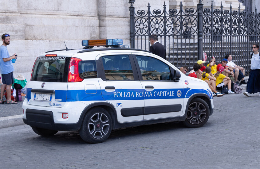 يرتدي "الكيباه".. اعتداء على يهودي فرنسي في محطة خدمة سيارات في إيطاليا (فيديو)