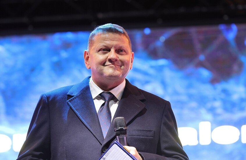 زالوجني "يتألق" في جلسة تصوير لمجلة الموضة "فوغ" ويتحدث عن "الدروس التاريخية" لأوكرانيا (صور)