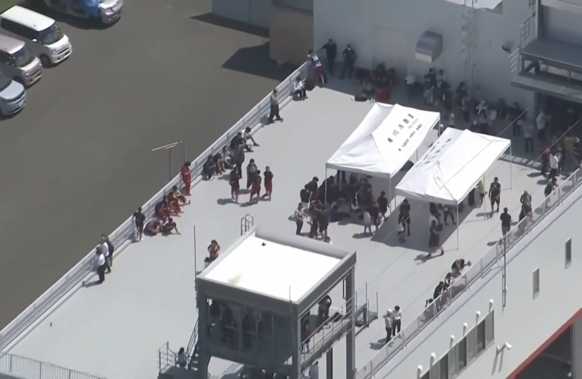 اليابانيون يحتمون بأسطح المباني هربا من تسونامي