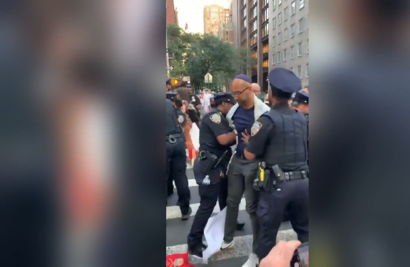 الشرطة الأمريكية تعتقل حاخامات يهود مؤيدين لغزة أمام القنصلية الإسرائيلية في نيويورك