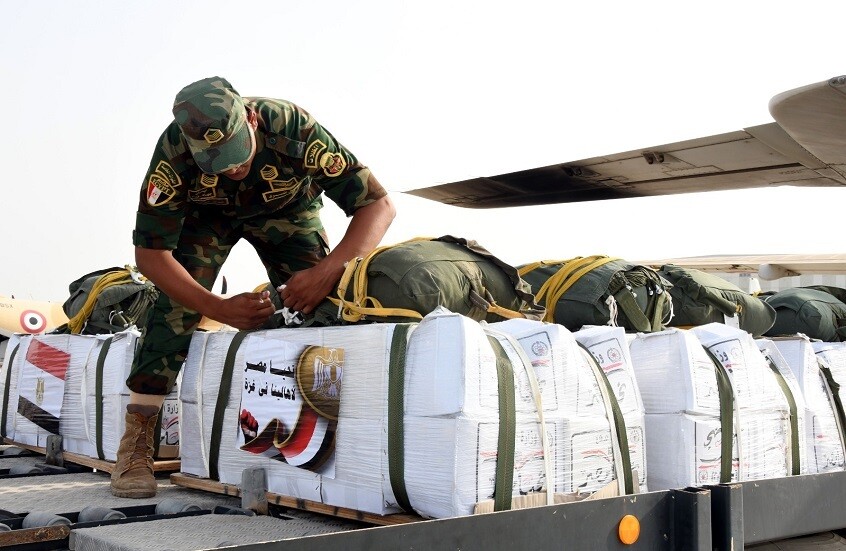 الجيش المصري يسقط أطنانا من المساعدات الغذائية جوا إلى أهالي غزة (صور)