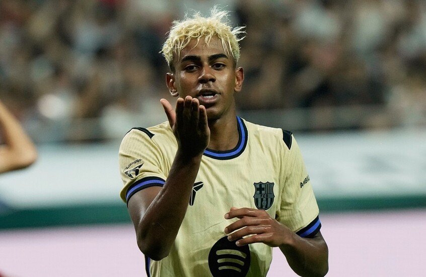 فتاة كورية تفاجئ لامين جمال.. ورد فعل اللاعب (فيديو)