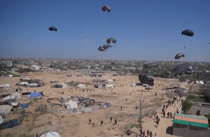 الغزيون يسرعون للحصول على المساعدات الملقاة جوا في محاولات يائسة لإطعام عائلاتهم