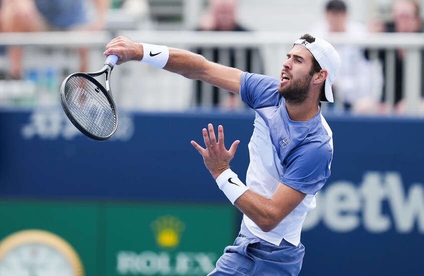 الروسي خاتشانوف يقلب الطاولة على الأمريكي نافا في كندا (فيديو)