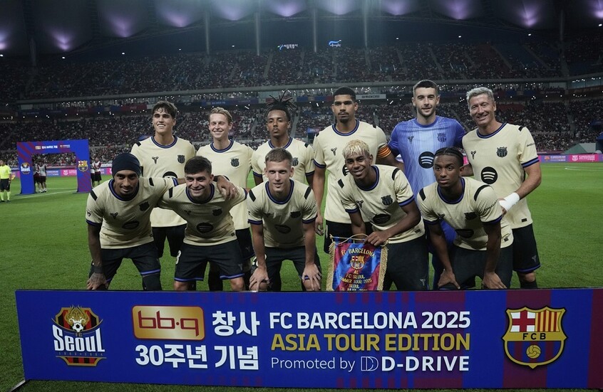 "اتركوه في كوريا يلعب لفرقة كيبوب الموسيقية النسائية!".. سخرية عارمة من أحد نجوم برشلونة