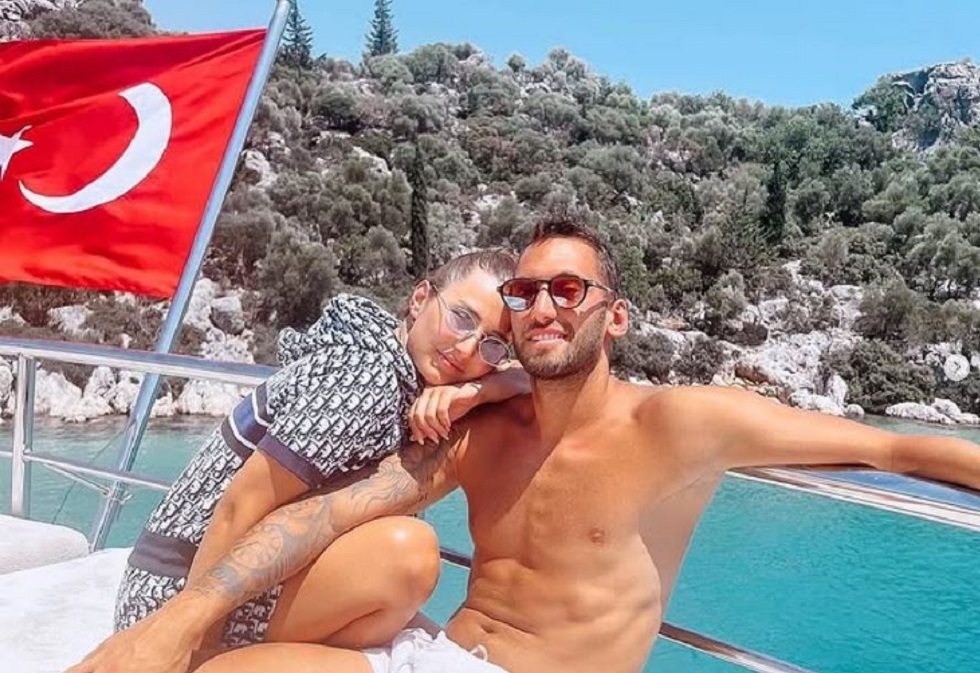 زوجة التركي تجالهان أوغلو تشعل معركته مع زميله في إنتر ميلان (صورة)