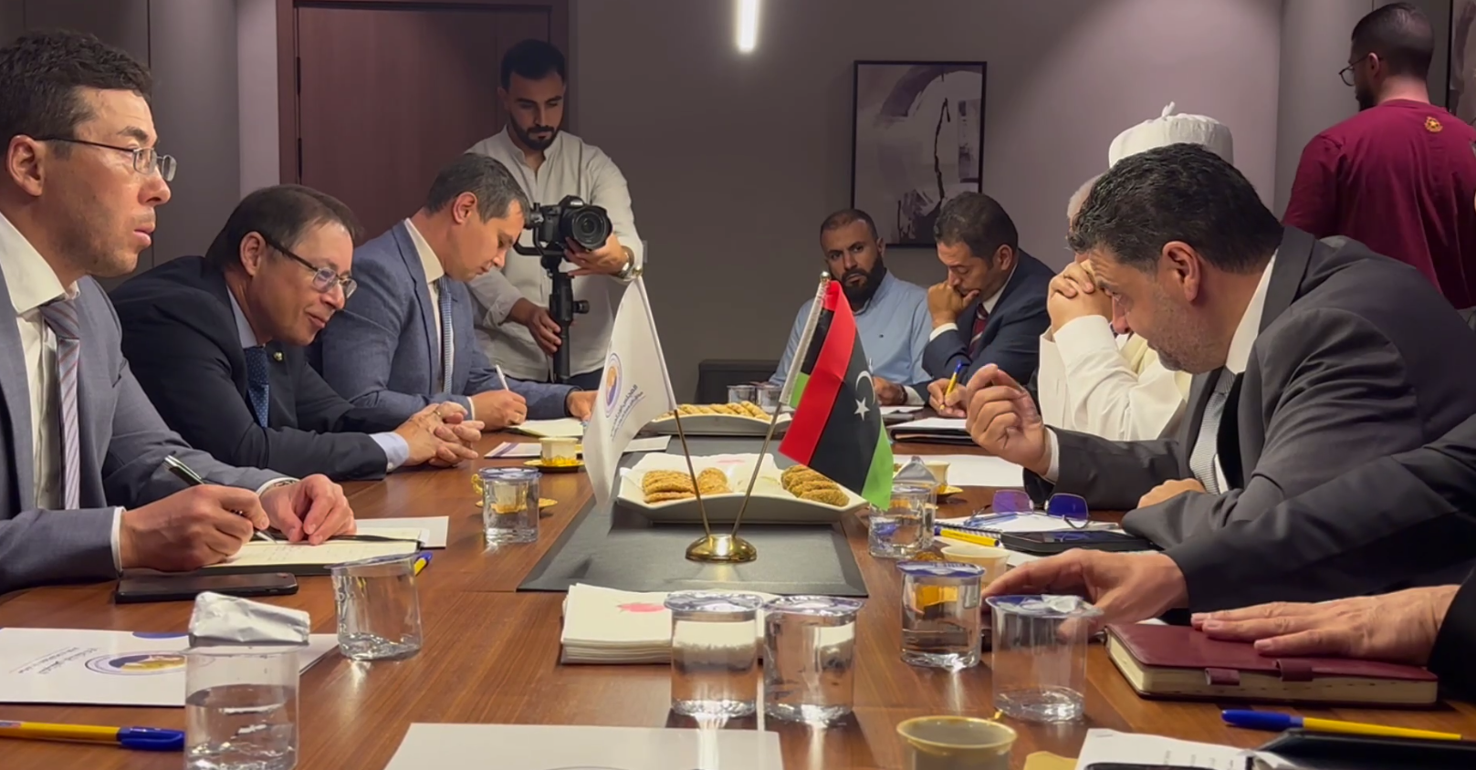 ليبيا.. السفير الروسي يلتقي أعضاء المجلس الاجتماعي لسوق الجمعة ويدعو لحل ليبي ليبي