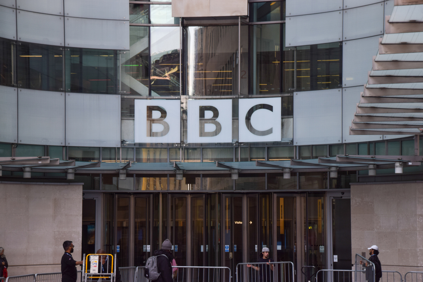 شبكة الحلم : أكثر من 100 موظف بالـBBC يفضحون 