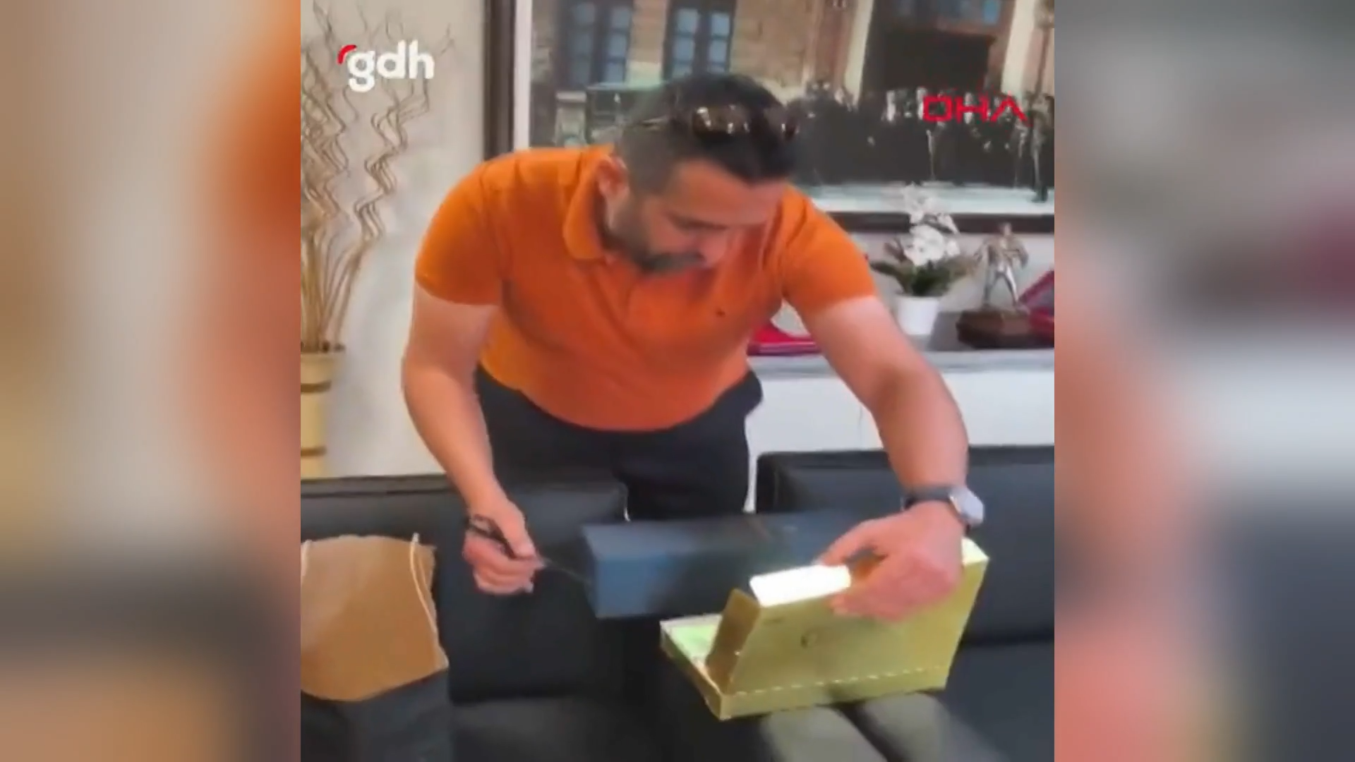 تركيا اليوم بقلاوة بنكهة اليورو.. شاهد ما اكتشفته الشرطة التركية أثناء توقيف رئيس بلدية (صور) بقلاوة بنكهة اليورو.. شاهد ما اكتشفته الشرطة التركية أثناء توقيف رئيس بلدية مانافجات - RT Arabic
