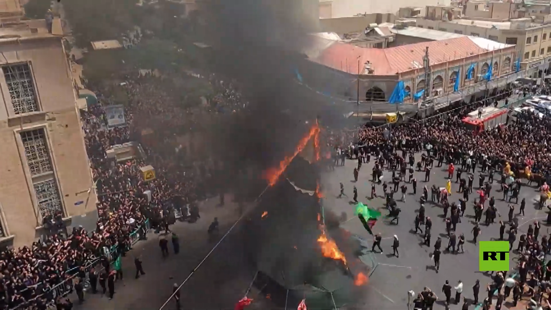 الآلاف يحيون ذكرى عاشوراء في طهران بإحراق الخيام وعروض تقليدية