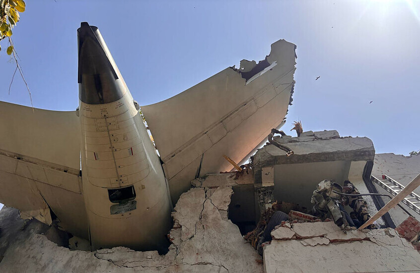 التحقيق في تحطم الطائرة الهندية الشهر الماضي يكشف مفاجأة بمفتاح الوقود (فيديو)
