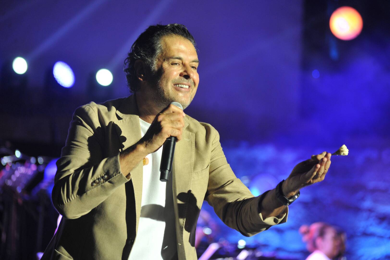 قبلته على فمه لقطات للفنان اللبناني راغب علامة مع معجبة له في مصر تثير جدلا كبيرا فيديو