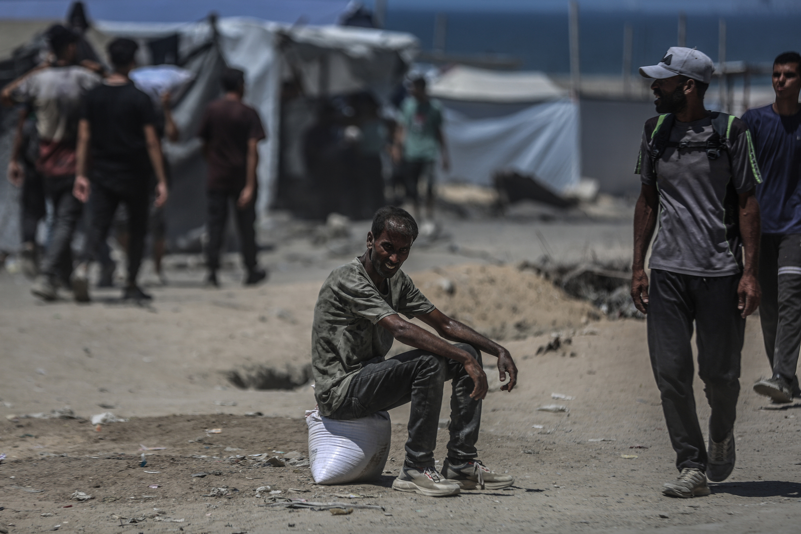 مصادر فلسطينية: 132 قتيلا في قطاع غزة منذ فجر اليوم الأحد بينهم 94 في "مصائد الموت"