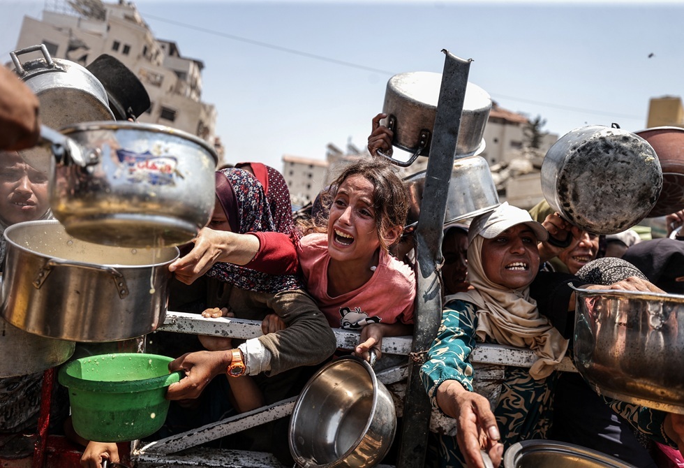 دماء في طوابير الجوعى بفعل القصف الإسرائيلي في غزة