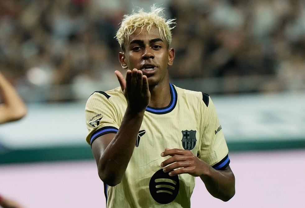 فتاة كورية تفاجئ لامين جمال.. ورد فعل اللاعب (فيديو)