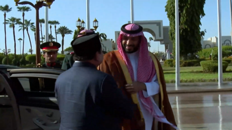 ولي العهد السعودي يستقبل الرئيس الإندونيسي في قصر السلام بجدة