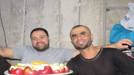 أدرعي ينشر مشاهد لمقاتلي "حماس يتباهون بالطعام في الأنفاق" ونشطاء يشككون في توقيت تصويرها