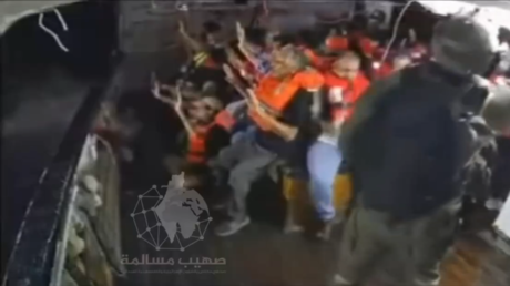 شاهد.. الجيش الإسرائيلي يقتحم سفينة "حنظلة" التي كانت متوجهة لفك الحصار عن غزة
